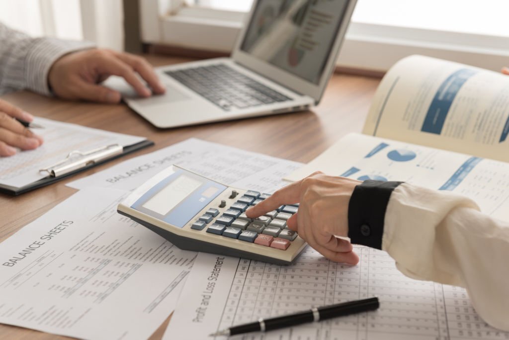 How Outsourced Payroll Processing Companies Help Businesses with Labor Laws and Regulations